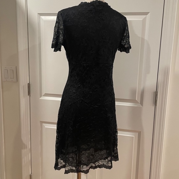 Bisou Bisou Black lace v neck shift sheath mini dress 8 M - Picture 3 of 5